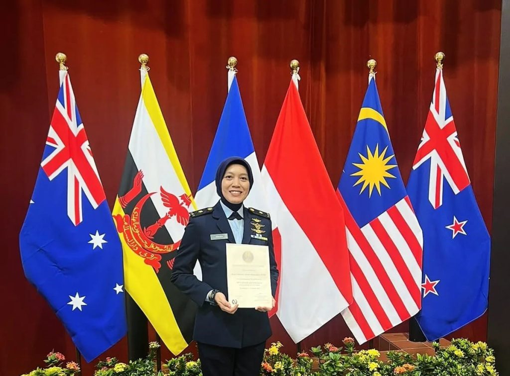Wanita Penerbang TNI AU Luar Biasa: May.Pnb.Fariana Dewi Lulus Command and Staff Course di Singapura