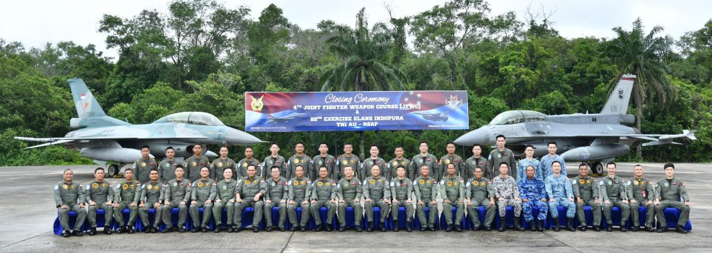 Kasau dan CAF RSAF Tutup 4th Joint Fighter Weapon Course dan Latma Elang Indopura Di Pekanbaru