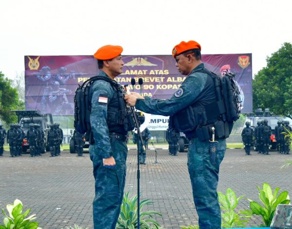 Kasau Terima Brevet Kehormatan Albara Satbravo 90 Kopasgat