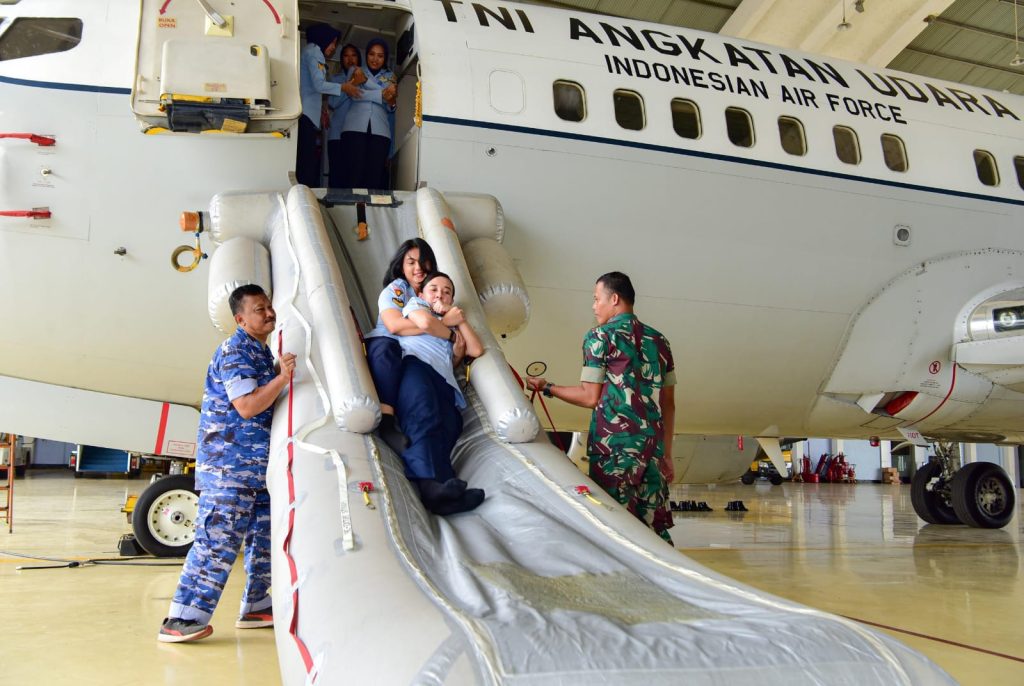 Pramugari Skadron Udara 17 TNI AU Laksanakan Proficiency Check