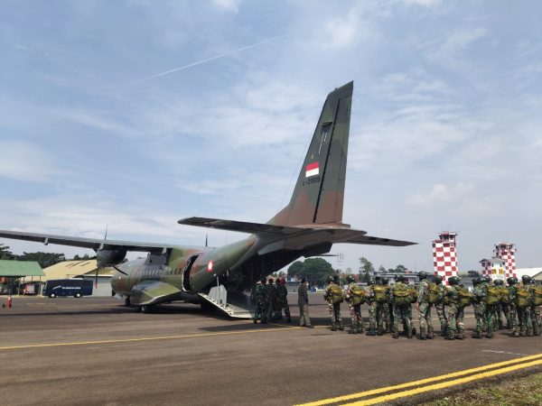  Lanud Husein Sastranegara Dukung Latihan Terjun Para Dasar Taruna Akmil