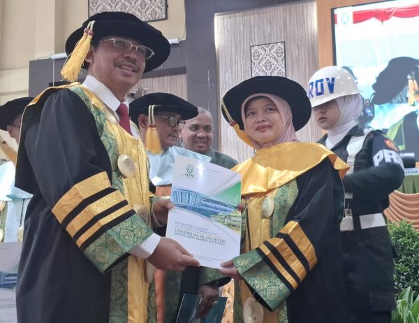 Prof. Zulfani Sesmiarni Istri Babinsa, Dikukuhkan Sebagai Guru Besar di UIN Bukittinggi