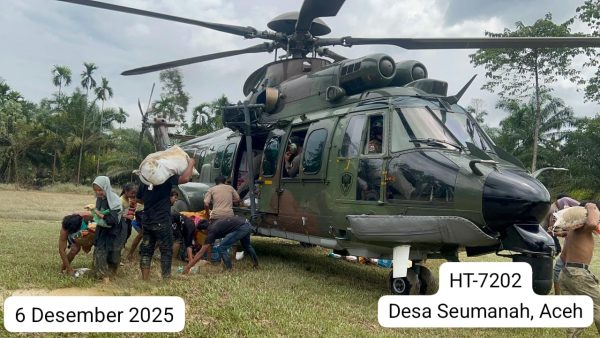 Dua Helikopter TNI AU Percepat Penyaluran Bantuan ke Wilayah Terdampak Bencana di Aceh