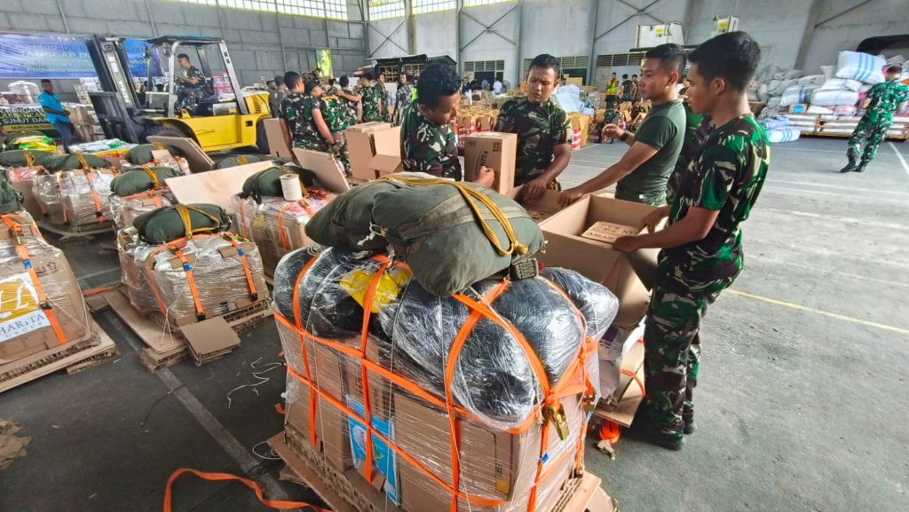 Peran Rigger TNI AU di Balik Airdrop Bantuan untuk Korban Bencana