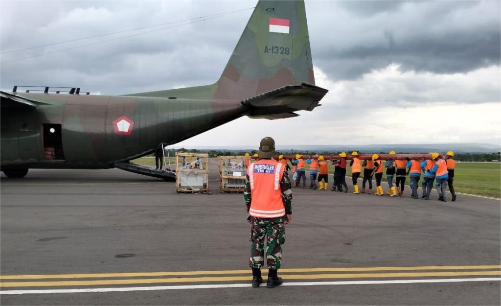 Percepat Pemulihan Listrik di Aceh Tengah dan Bener Meriah, TNI AU Angkut Tiang Listrik dan Trafo PLN