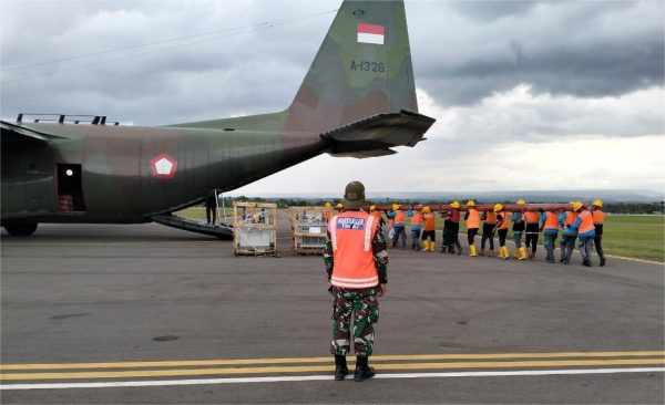 Percepat Pemulihan Listrik di Aceh Tengah dan Bener Meriah, TNI AU Angkut Tiang Listrik dan Trafo PLN