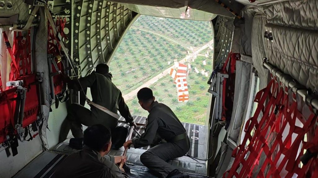 TNI AU Airdrop 190 Helibox ke Serbajadi, Aceh Timur
