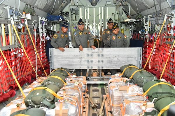 Pastikan Distribusi Bantuan Berjalan Optimal, Kasau Ikuti Proses Penerjunan Logistik di Daerah Bencana