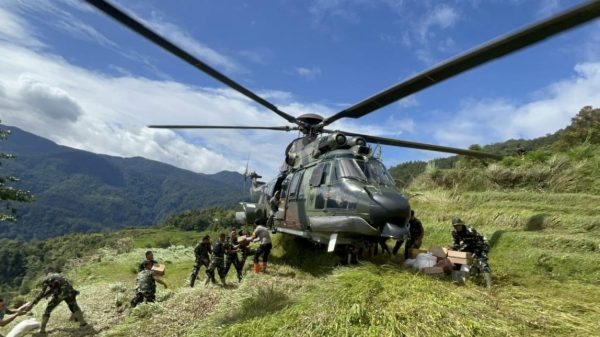 Mendarat di Lereng Bukit, Helikopter Caracal TNI Angkatan Udara Salurkan Bantuan ke Nagari Sungai Limau