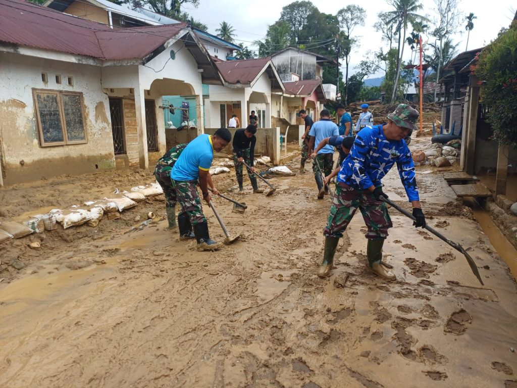 Lanud Sutan Sjahrir Lanjutkan Aksi Pembersihkan Pascabanjir di Tabing Banda Gadang