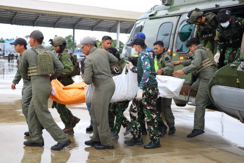 TNI AU Laksanakan Operasi Kemanusiaan Evakuasi Jenazah Pilot PT AMA Air